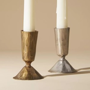 Par de candelabros de oro y plata martillados con bases de pedestal texturizadas de forma redonda para decoración del hogar y bodas. - Product Image 2