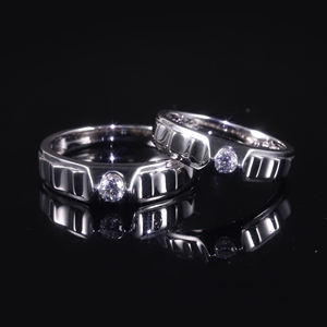 Anillo de Boda Unisex de Plata 925 con Moissanita, Corte Brillante Redondo, Engaste de Bisel, Estilo Geométrico Clásico - Product Image 1