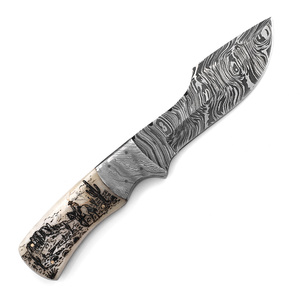Cuchillo de caza hecho a mano de acero de Damasco Desert Rider con mango grabado a láser, hoja de espiga completa, punta de clip, 19 cm, funda de cuero de vaca original - Product Image 1