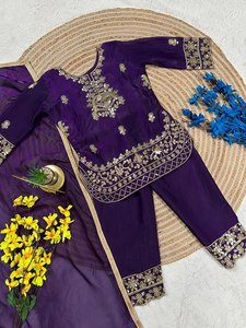 ชุดสัลวาร์ คามีซปักลายสีม่วงสำหรับเด็กผู้หญิง |   ชุดคุรตีแบบดั้งเดิมพร้อมผ้าคลุมไหล่ |   ชุดแต่งงานสำหรับเด็ก - Product Image 4