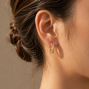 Pendientes de Aro con Diamantes Redondos Trenzados, Elegantes Aros Huggie de Oro Amarillo de 14K para Mujer, Pendientes de Diseño Atemporal - Product Image 3
