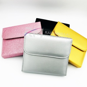 Pochette en cuir et étui magnétique avec pince à épiler, coton nettoyant et outil de beauté – Couleur blanche – Produit phare de l'Expo de mars RMI - Product Image 4