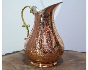 Pichet à eau en cuivre avec motif floral gravé, style vintage, poignée, grande capacité 1500 ml, pour la salle à manger, Radhe Classic Eco - Product Image 1