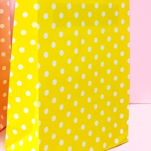 Pequeña bolsa de regalo de papel de lunares en color sólido | Bolsa de embalaje Kraft reciclable para venta al por menor, eventos y promociones - Product Image 5