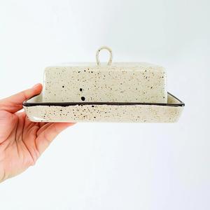 Mantequillera Rústica con Tapa de Asa, Base Profunda, Acabado Esmaltado Duradero, Elegante Contenedor de Mantequilla para Cocina - Product Image 2