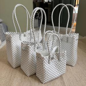 Sac fourre-tout tissé rouge et blanc, motif tressé fait main, sac à bandoulière pour femme, matériau recyclé écologique, usage adulte - Product Image 5