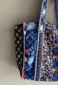 Sac fourre-tout matelassé patchwork avec imprimé floral et motif tigre, poignées rayées bleues, tissu tissé 100% coton - Product Image 3