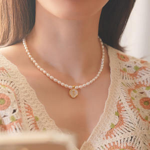 สร้อยคอมุกน้ำจืดฝรั่งเศส 4-5 มม. จี้เคลือบทอง 14K ลายดอกกุหลาบ วินเทจ สร้อยคอจี้แฟชั่นอเนกประสงค์ - Product Image 3