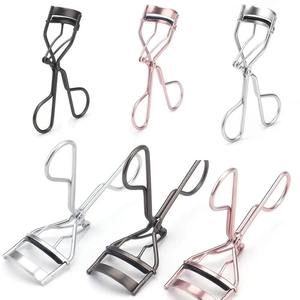 ที่ดัดขนตาด้ามยาว สัมผัสนุ่มนวล ควบคุมได้ดีขึ้น ใช้แล้วทิ้ง ดีไซน์ทนทาน สำหรับดวงตาบอบบาง CE โดย Blush Surgical - Product Image 3