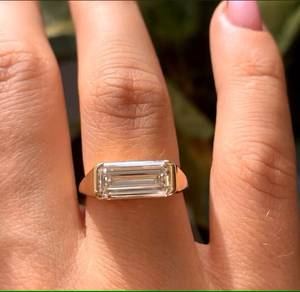 Anillo de Moissanita con Corte Esmeralda y Engaste de Media Montura Estilo East West en Oro Amarillo de 14K con Banda Audaz, Diseño Moderno de Joyería Fina para Mujer - Product Image 1