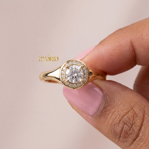 Bague de fiançailles, de mariage ou d'anniversaire de luxe en argent plaqué, sertie d'un halo de diamants de laboratoire VVS de 0,60 carat, style signet - Product Image 1