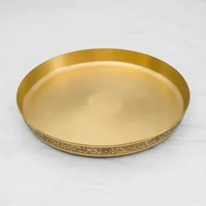 Assiette de cuisine indienne traditionnelle, thali, repas festif, bols ronds en métal, cuillère, verre, culture, célébrations. - Product Image 4