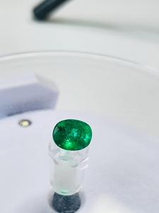 Émeraude naturelle zambienne ovale 2,45 carats, couleur verte premium, lustre excellent, qualité supérieure, pierre précieuse naturelle pour collectionneur - Product Image 1