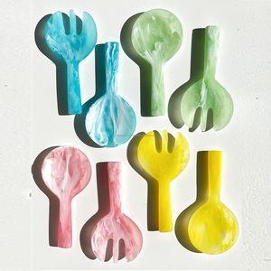 Ensemble de service à salade en résine au design nordique dans des couleurs personnalisées avec un nouvel ensemble de service à salade au design fait main et d'emballage - Product Image 2