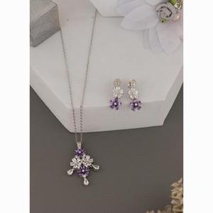 Ensemble collier et boucles d'oreilles en argent sterling plaqué or avec pendentif floral violet et blanc serti de zirconias cubiques étincelantes pour cadeau de fiançailles - Product Image 2