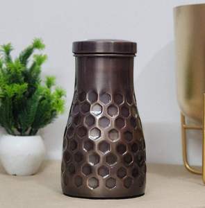 Carafe à eau en cuivre antique à motif nid d'abeille, grande capacité, avec couvercle, ensemble cadeau de luxe pour les boissons ayurvédiques - Product Image 1
