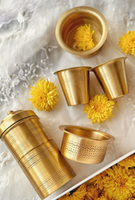 Traditionnellement utilisé pour servir du café filtre aromatique du sud de l'Inde au goût authentique dans un ensemble de gobelets en laiton et de soucoupes dabara.