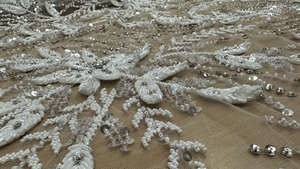 Tela de Encaje con Cuentas Hechas a Mano de Alta Calidad para Vestidos de Novia o Trajes Tradicionales y Vestidos de Noche Disponible para la Venta - Product Image 4