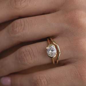Bague de fiançailles solitaire en diamant de laboratoire ovale East West – 1 carat, sertissage demi-cerclé - Product Image 6