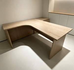 Mesa de Conferencia en Forma de L de Aglomerado de Madera, Diseño Moderno, Uso Comercial, Muebles de Oficina, Modelo V-EXL 1515/1815, Marca AY Office System - Product Image 1