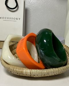 Ensemble de bracelets en résine marbrée et acrylique pour femme, couleur unie, forme géométrique ronde, accessoire de mode, bracelet de poignet, fournisseur en gros - Product Image 6