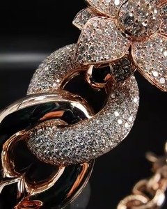 สร้อยคอแฟชั่นแบบ Cuban Link สไตล์ไมอามีสุดหรู ดีไซน์โดดเด่น ประดับเพชร D VVS เต็มเส้น ผ่านการตรวจสอบคุณภาพด้วยเครื่องตรวจเพชร พร้อมประดับมอสซาไนต์ - Product Image 2