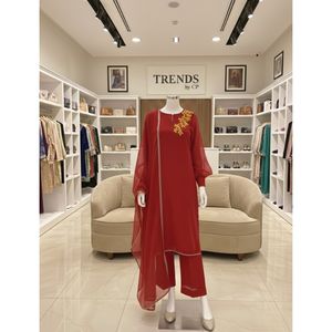 Elegante Traje Formal de Tres Piezas en Mezcla de Seda/Satén Anarkali |   Salwar Kameez Cosido con Bordado para Fiestas y Celebraciones del Eid - Product Image 3