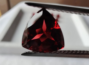 Natural <b>garnet</b> / 9 mm / VSI QUALITY /Mozambique red <b>Garnet</b> / Trillion / Faceted / 2.85 carats - Product Image 3