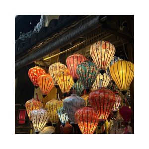 Lanternes en soie de Hoi An DISPONIBLES |   Lanterne suspendue pliable artisanale de qualité supérieure pour la décoration d'événements en plein air - Product Image 1