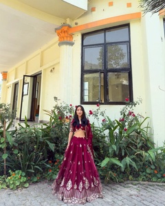 Precioso color novia tradicional Lahenga Choli blusa sin costuras pieza de seda de alta calidad rampa de trabajo lista India - Product Image 3