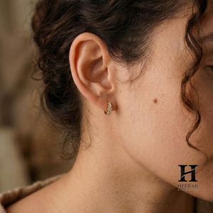 Delicados Pendientes Huggie con Racimo de Diamantes – Oro de 14k con Diamantes Certificados – Fabricación de Joyería Fina - Product Image 2