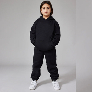Conjunto de chándal negro con capucha para bebés, con estampado de logotipo, sudadera informal de longitud completa y pantalones para bebés, ropa de otoño - Product Image 2