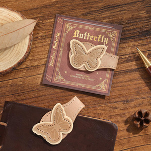 Marcapáginas de hoja de arce en cuero genuino premium, diseñado para una comodidad de lectura duradera, a la venta a un precio muy asequible. - Product Image 2