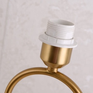 Lámpara de Mesa Metálica Aurora Harmony con Base Decorativa de Arco de Hierro Dorado y Pantalla de Tela Escénica, Iluminación Ambiental Cálida para Hogares Elegantes - Product Image 2