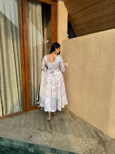 Traje Anarkali Bordado en Georgette Sintética Blanca - Product Image 4