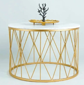 Table d'appoint ronde en marbre blanc sur une base sculptée en or et noir, disponible à prix de gros. - Product Image 2