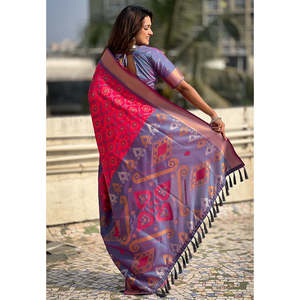 Sari Patola en soie douce rose avec des tissages contrastés pour les tenues de soirée - Product Image 2