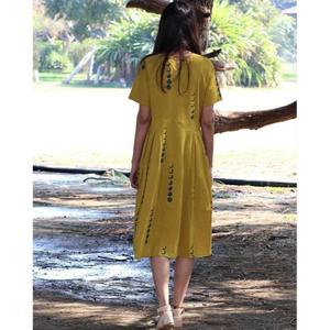Vestido Largo Plisado Color Amarillo Mostaza para Mujer, Cuello en V, Manga Abullonada, 100% Algodón Ecológico, Corte Holgado Informal, Cintura Natural - Product Image 4