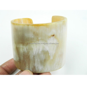 Brazalete de Cuerno de Búfalo Pulido, Ecológico, Hecho a Mano, Joyería Étnica Tribal, Accesorio de Moda - Product Image 1