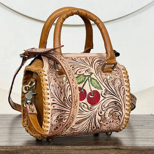 Bolso de mano tipo duffel de cuero artesanal con diseño de cerezas y correa ajustable, inspirado en el estilo occidental, con motivos florales tallados, para mujer, ideal para viajes. - Product Image 4