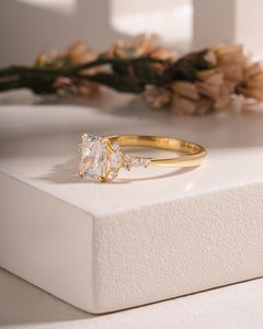 Anillo de compromiso de diamante talla radiante en oro amarillo macizo con engaste de puntas, detalles laterales de racimo marquesa y redondo, banda lisa, estilo vintage - Product Image 3
