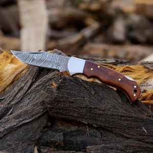 Couteau pliant artisanal professionnel en acier Damas, de qualité industrielle, pour le camping en extérieur, avec étui. - Product Image 3