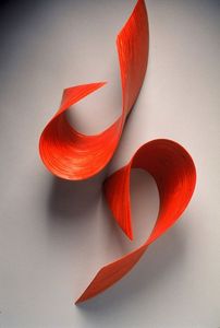 Sculpture murale moderne en métal gris clair, forme circulaire, motif en spirale fait main, taille de cadre personnalisée moyenne, Nyxora - Product Image 3