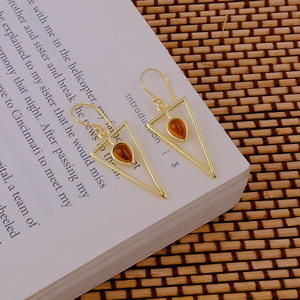Boucles d'oreilles pendantes en forme de flèche en grenat Hessonite - Plaqué or 18 carats - Triangle élégant - Bijoux faits à la main anti-ternissement - Cadeau pour elle - Product Image 4