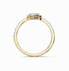 Anillo de Diamantes con Corte Princesa Exclusivo para Mujer con Engaste de Oro Amarillo y Diamantes Laterales para Colecciones de Joyería de Boda de Primera Calidad - Product Image 2