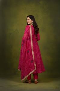 Conjunto de Kurta Roja Premium con Estampado Bandhani, Tela de Seda Delta Pesada, Manga Larga, Diseño de Cuello en V, Venta al Por Mayor - Product Image 5