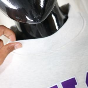 Sudadera COUGS ASH GREY con cuello alto, 100% algodón, bordado con apliques morados, cuello ancho, hilos finos - Product Image 6