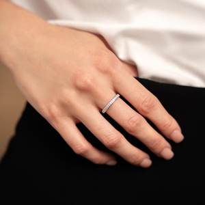 Anillo de Media Eternidad Clásico con Moissanita de Corte Redondo, Anillo de Boda Original de Plata 925 para Mujer, Regalo Fino - Product Image 2