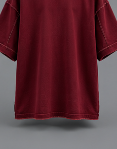 Camiseta de manga corta oversize color borgoña para hombre con costuras en contraste, estilo streetwear y cuello redondo. - Product Image 3