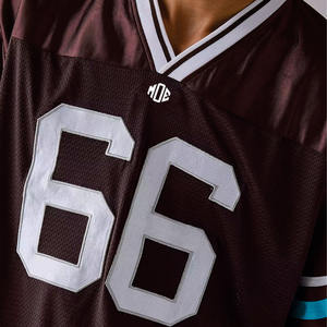 Maillot de football américain sur mesure pour homme en maille polyester, col en V, avec numéros en twill, style streetwear, production OEM en gros - Product Image 3